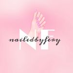 Hånd med rosa negler og rosa bakgrunn. Hvit tekst: NailsByFery.